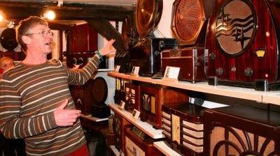 A Ouville L Abbaye Claude Lerouge Possede Entre 500 Et 600 Postes De Radio Tsf