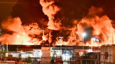 Explosions Flammes Et Fumee A Rouen Enorme Incendie Dans L Usine Lubrizol Classee Seveso Explosions Flammes Et Fumee A Rouen Enorme Incendie Dans L Usine Lubrizol Classee Seveso